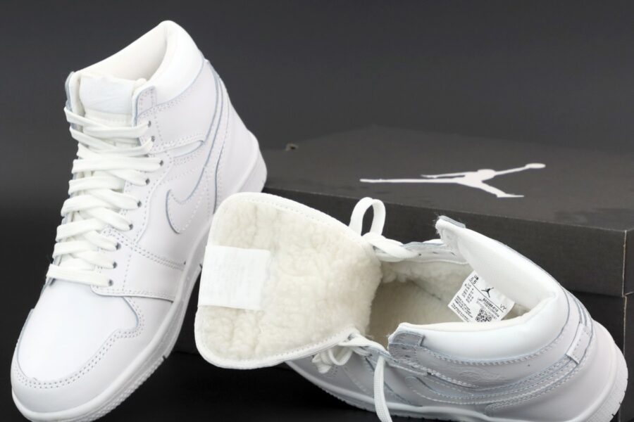Nike Air Jordan 1 Mid Winter "Triple White" ( С мехом)