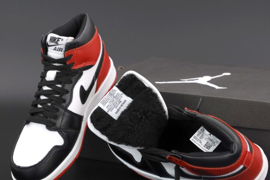 Nike Air Jordan 1 Retro High Winter "Satin Black Toe" (С мехом)