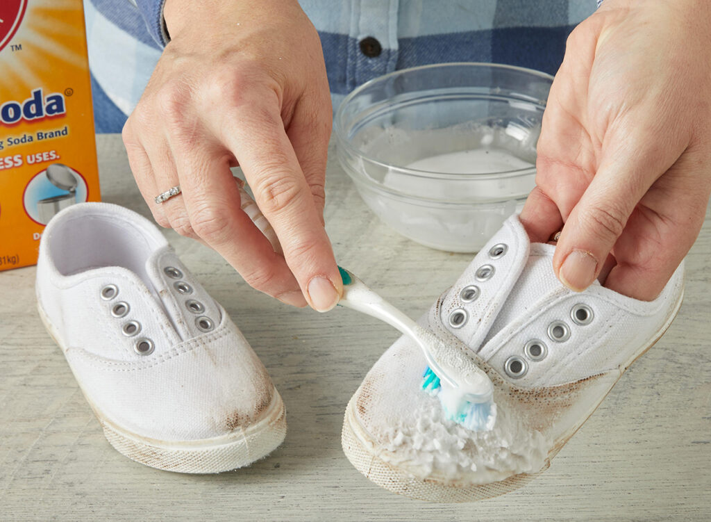 Как почистить белые кроссовки содой?
