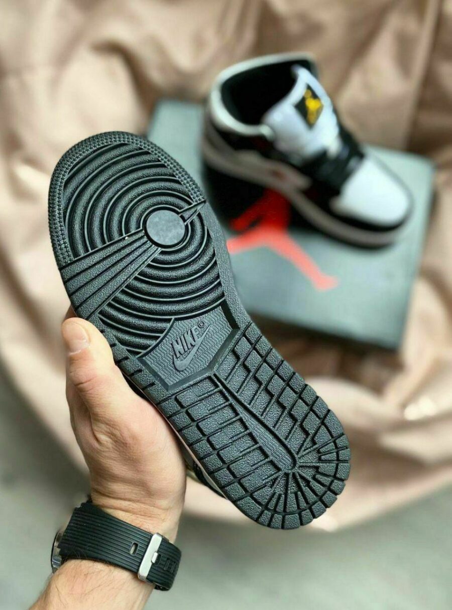 Nike Air Jordan 1 Mid Patent Golden Black 4